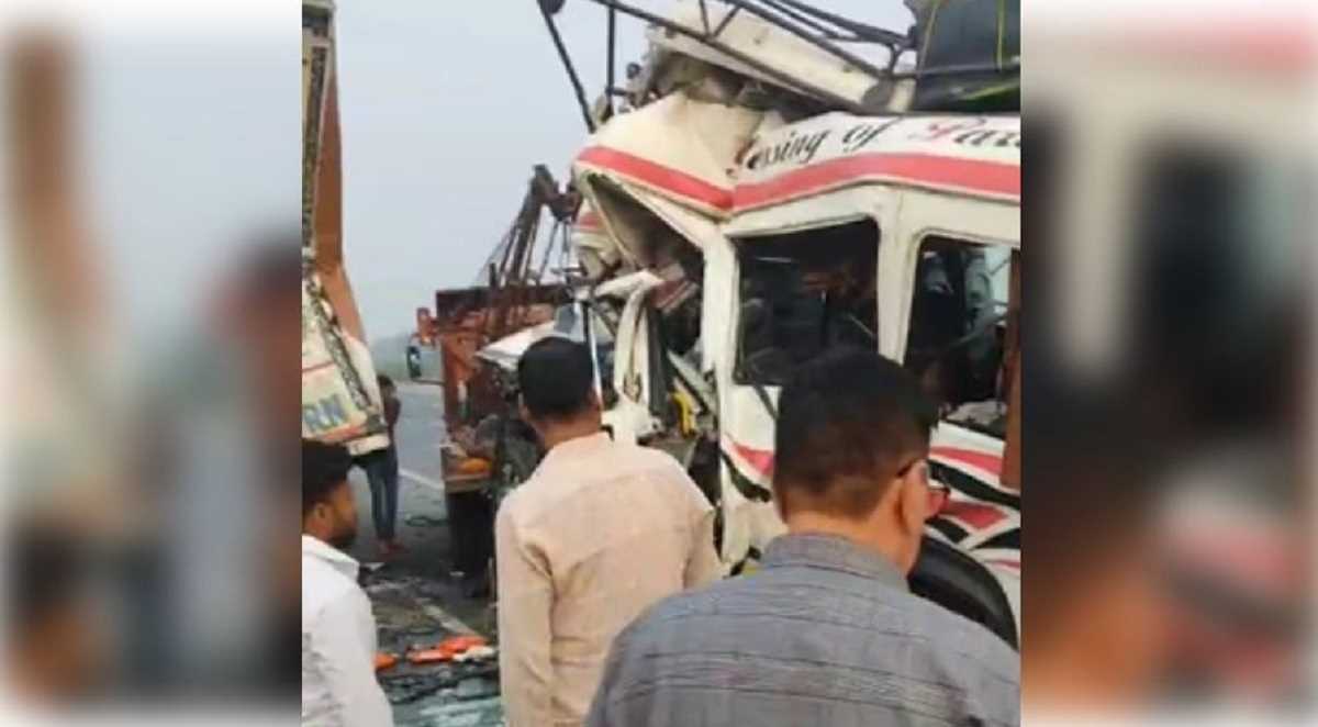 फिरोजाबाद: आगरा-लखनऊ एक्सप्रेसवे पर ट्रैवलर बस खड़े ट्रक से टकराई, 1 की मौत और 15 से ज्यादा घायल